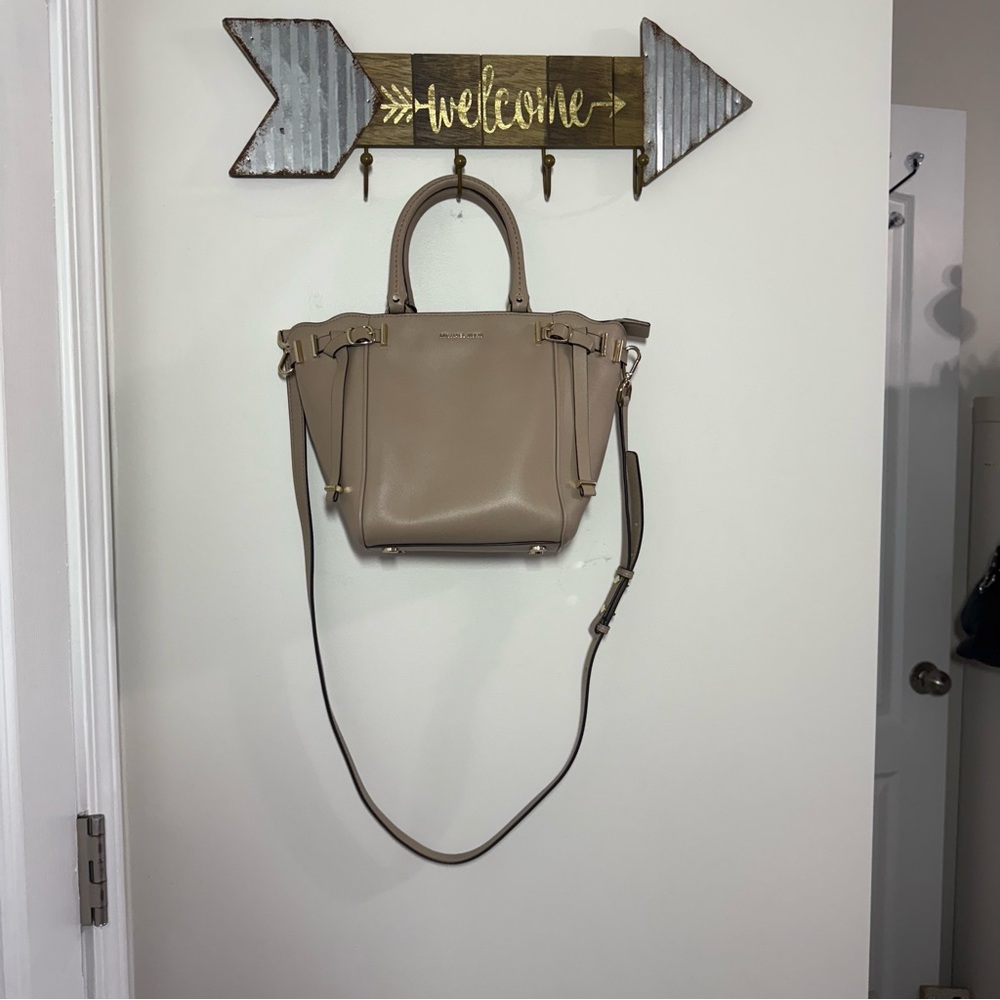 Michael Kors Beige Amelia Leather Tote Bag with Crossbody - Picture 2 of 16